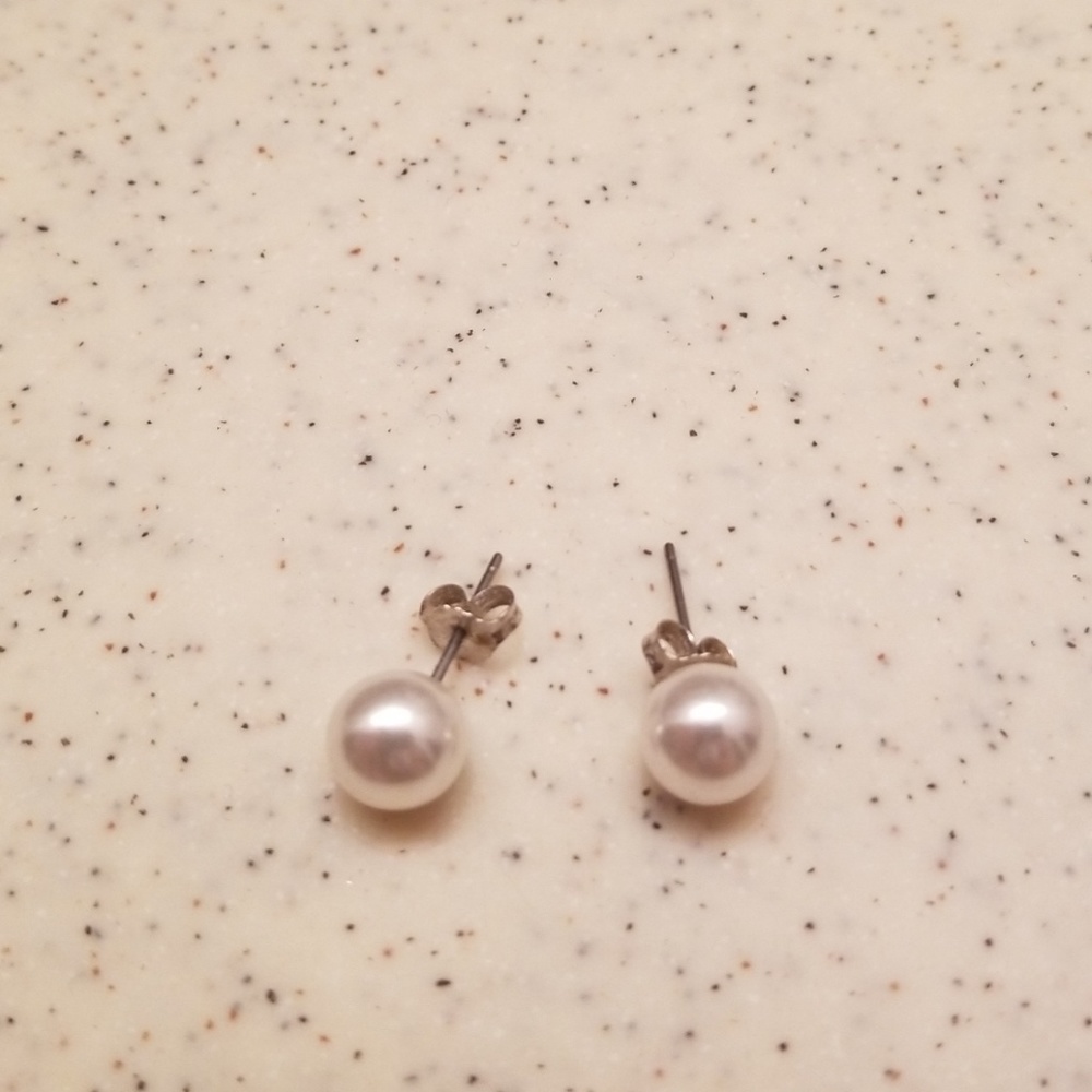 💥4/$15💥Pearl earrings w backs - Picture 1 of 3